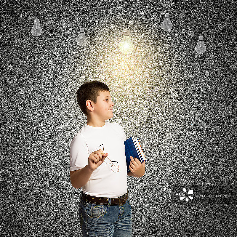 灵光乍现：小学生与悬挂的灯泡图片素材