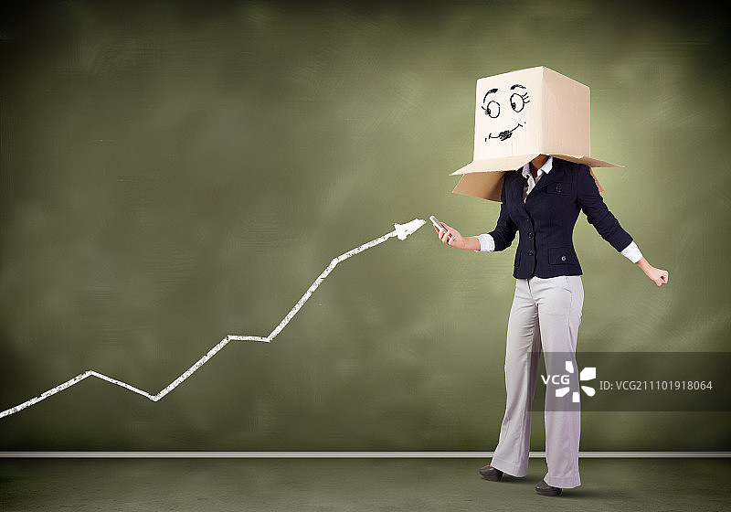 戴着面具的脸：一个头戴纸箱的女商人概念形象图片素材