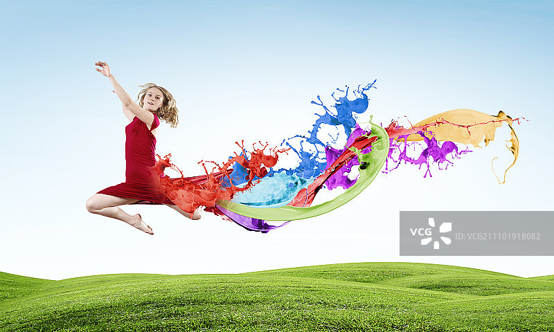 跳跃的女人，穿红色连衣裙的年轻舞者图片素材