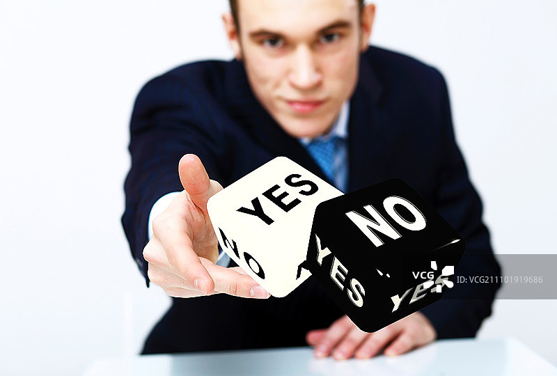 象征风险和运气的飞行骰子图片图片素材