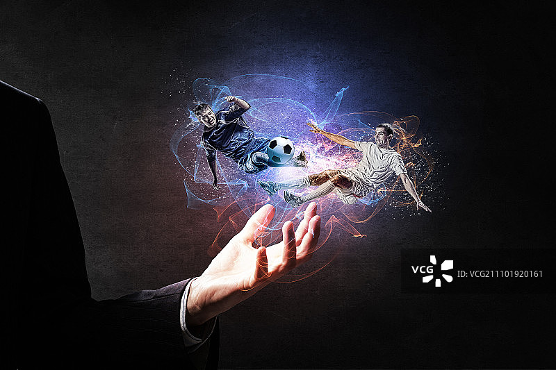 足球运动员争球，两名足球运动员在男性手掌中拼抢图片素材