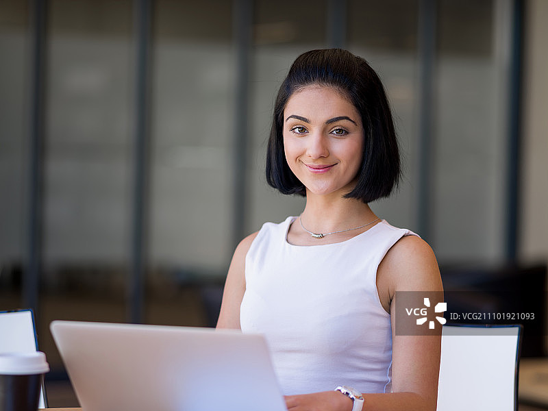 拿着笔记本的年轻女商人图片素材