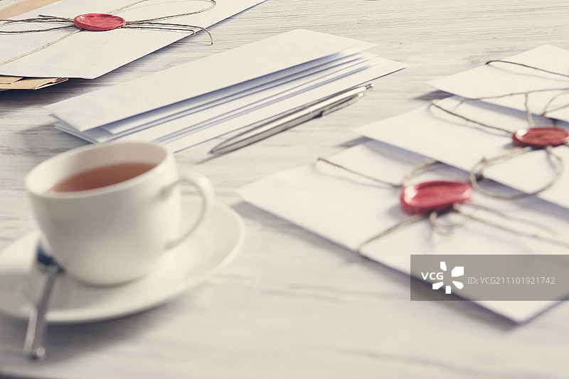 桌子上的带封印的信件，带有蜡封信封的旧邮政概念在木质表面上图片素材