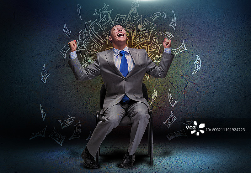 坐在椅子上欢呼雀跃的成功商人图片素材