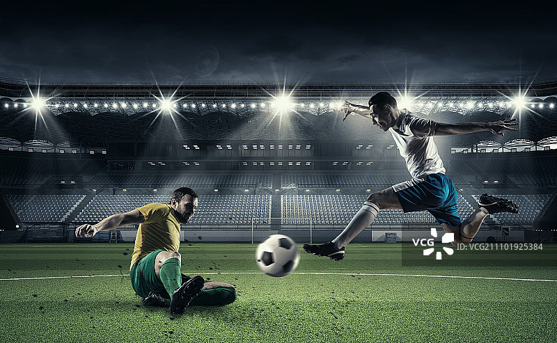 激烈足球瞬间，体育场上球员争抢图片素材