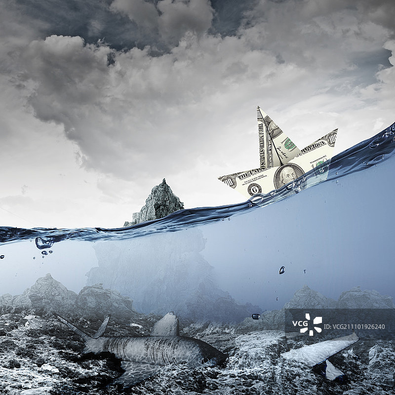 纸船：在波涛汹涌的海浪上漂浮的纸船图片素材