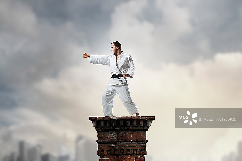 在楼顶训练的空手道男人图片素材
