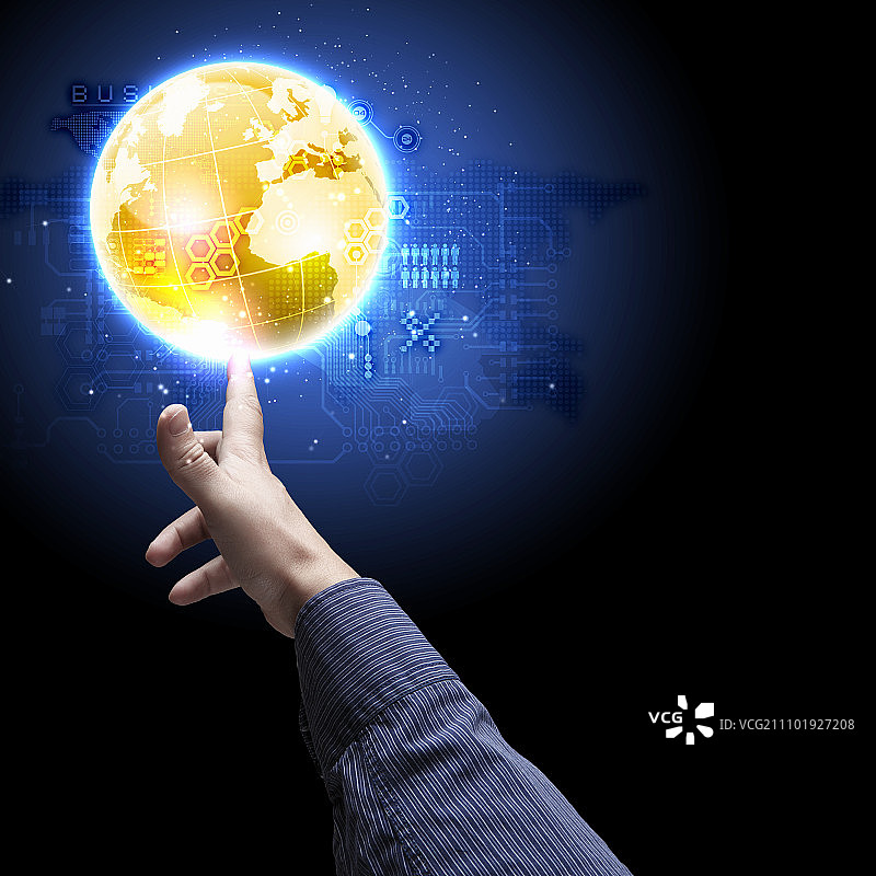 手触碰地球。人类手持发光的地球图片素材