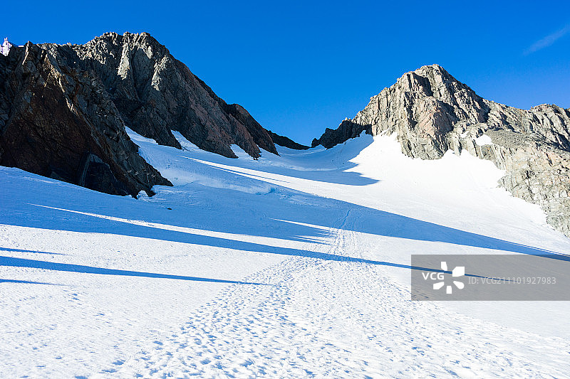 雪山，有雪和晴朗蓝天的自然山景图片素材