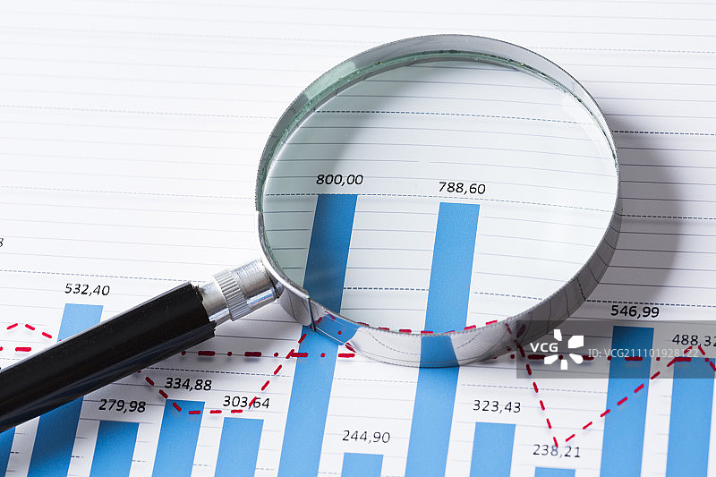 带有分析数据的放大镜和文件图片素材