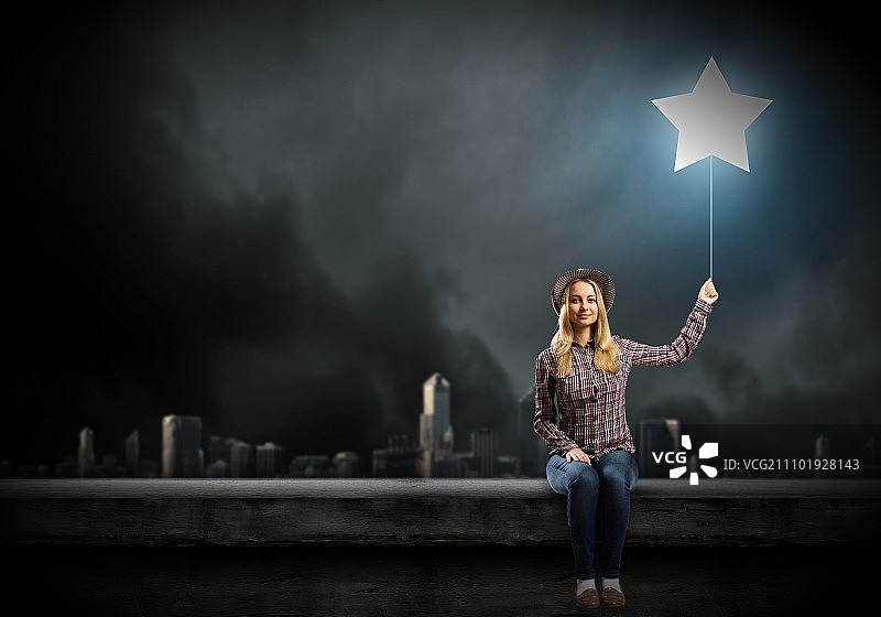 坐在长凳上的年轻女孩，手拿气球图片素材