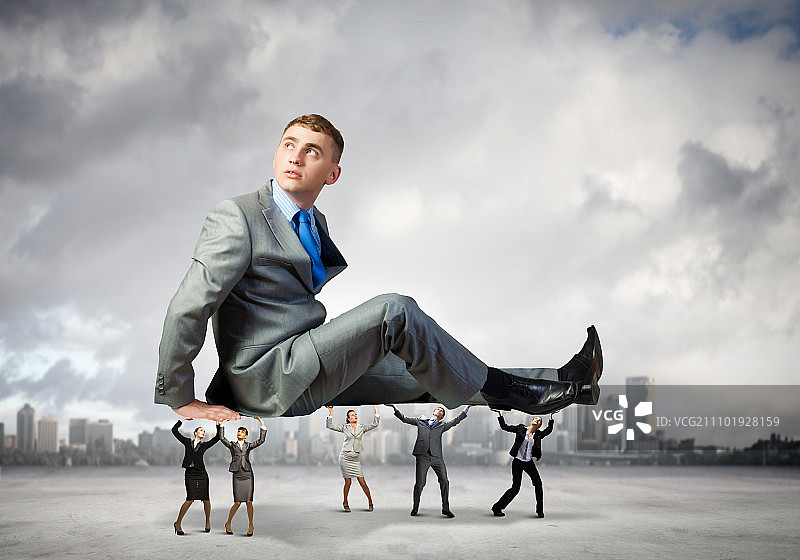 休息时间：年轻商务人士获得同事支持图片素材