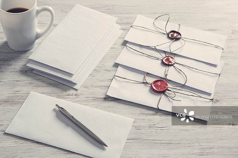 桌子上的带封印的信件，带有蜡封信封的旧邮政概念在木质表面上图片素材