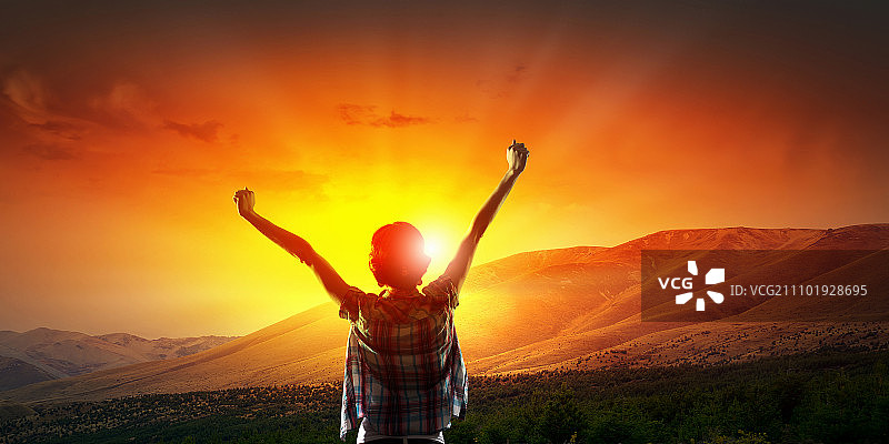 面朝新的一天：快乐的女子双手举起，面朝日出图片素材