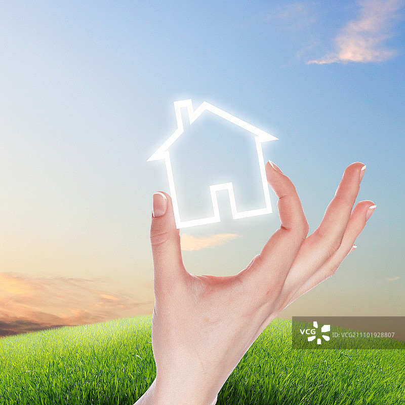 蓝天背景下的房屋和人手图片素材