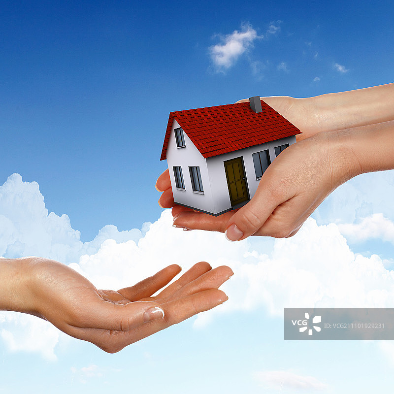 蓝天背景下的房屋和人手图片素材