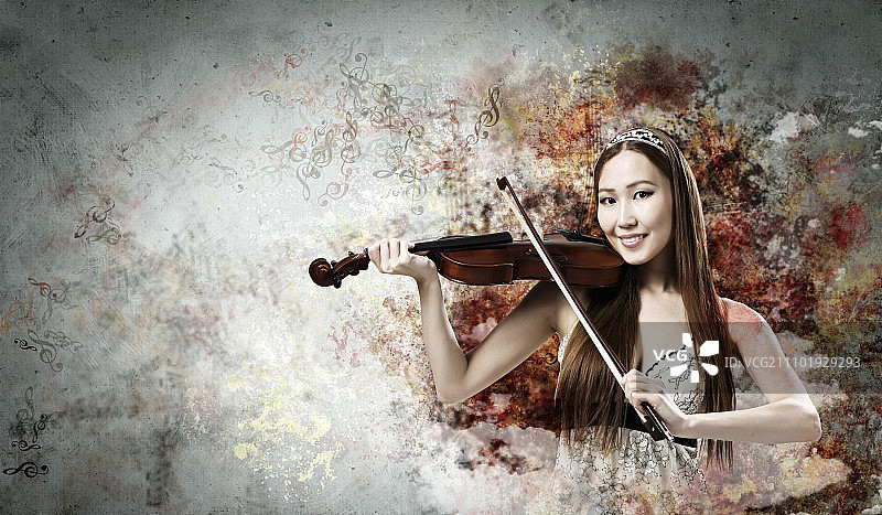 演奏小提琴的女人：年轻漂亮的亚洲女性演奏小提琴，年轻的才俊图片素材