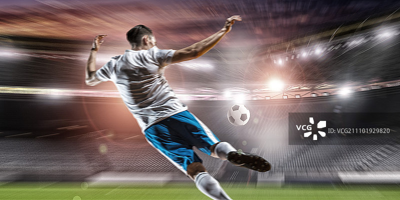 足球运动员踢球图片素材