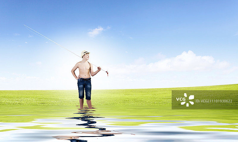 学龄男孩拿着钓鱼竿图片素材