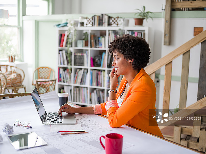 办公室里手持手机的年轻女商人肖像图片素材