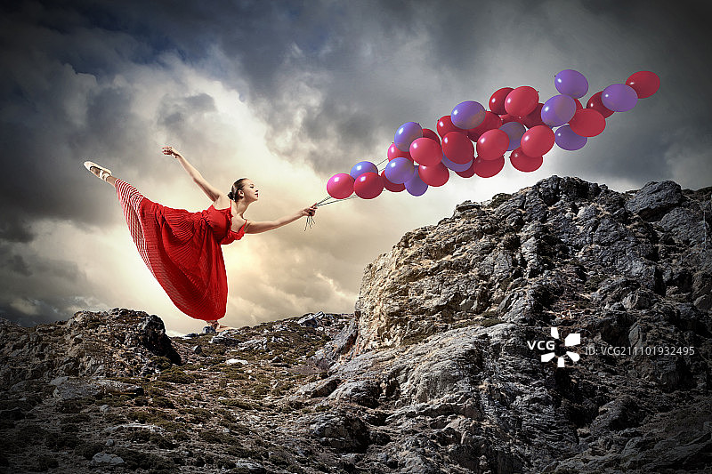 跳舞的女人：穿着连衣裙和芭蕾舞鞋，与彩色气球共舞的年轻女子图片素材