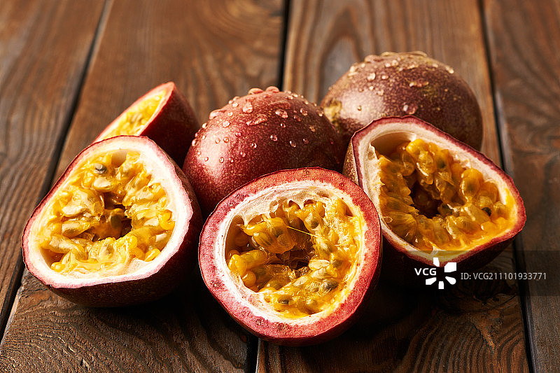 深色木桌上的百香果图片素材