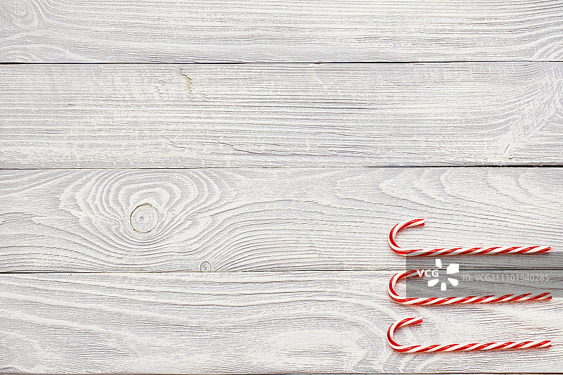 白色木质背景上的圣诞糖果棒装饰图片素材