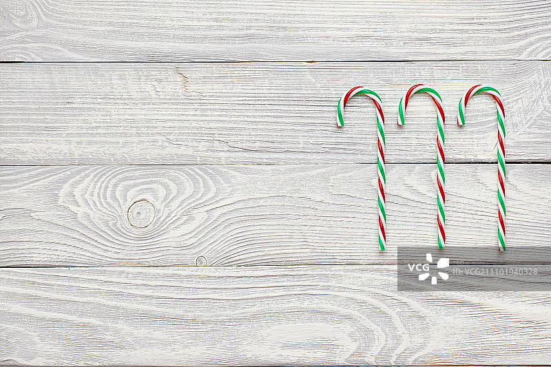白色木质背景上的圣诞糖果棒装饰图片素材