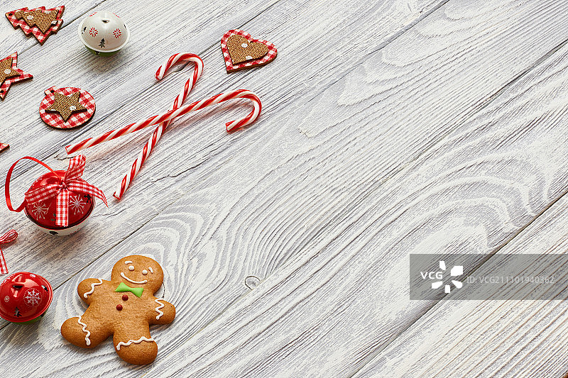 圣诞自制姜饼饼干和木制背景上的装饰品图片素材