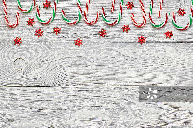 白色木质背景上的圣诞装饰图片素材