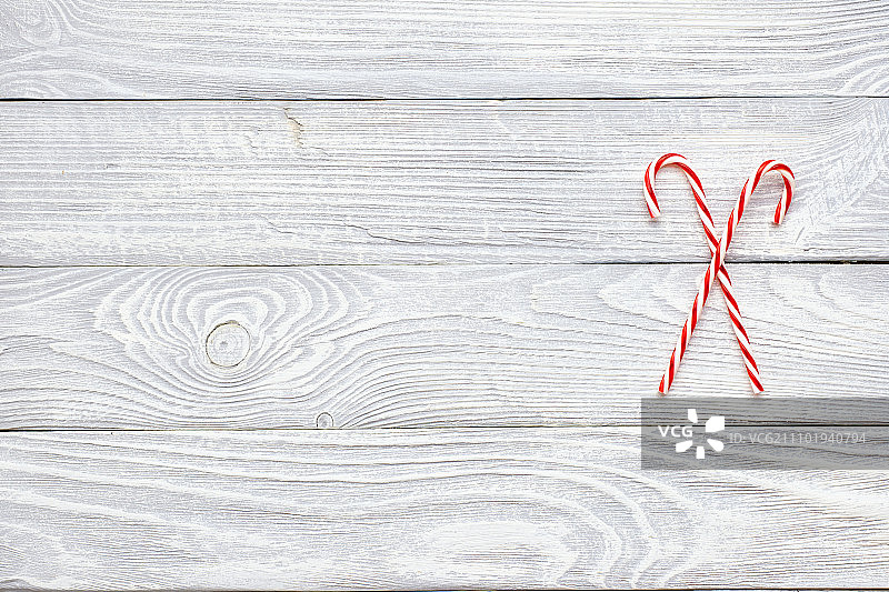 白色木质背景上的圣诞糖果棒装饰图片素材