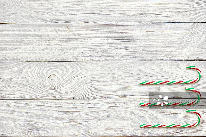 白色木质背景上的圣诞糖果棒装饰图片素材