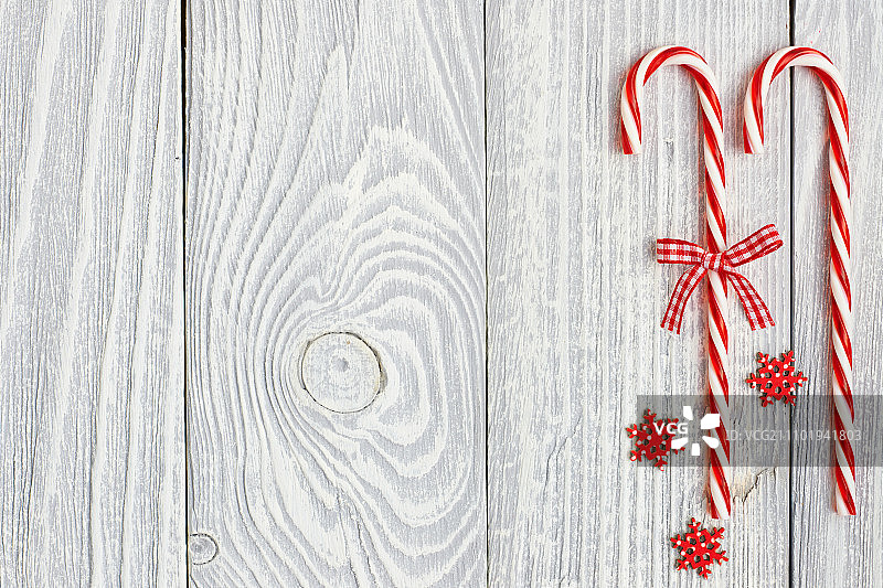 白色木质背景上的圣诞糖果棒装饰图片素材