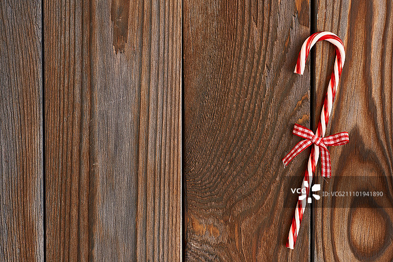 木质背景上的圣诞糖果棒装饰图片素材