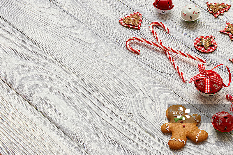 圣诞自制姜饼饼干和木制背景上的装饰品图片素材