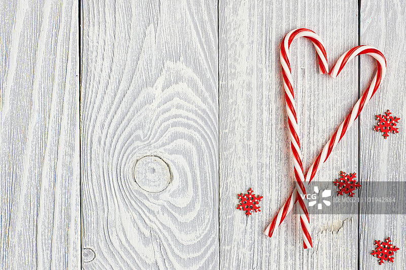 白色木质背景上的圣诞糖果棒装饰图片素材