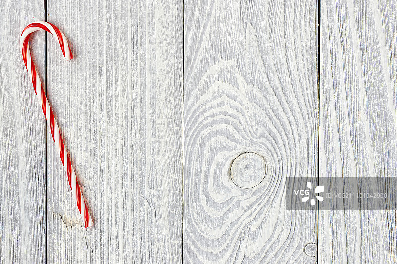 白色木质背景上的圣诞糖果棒装饰图片素材