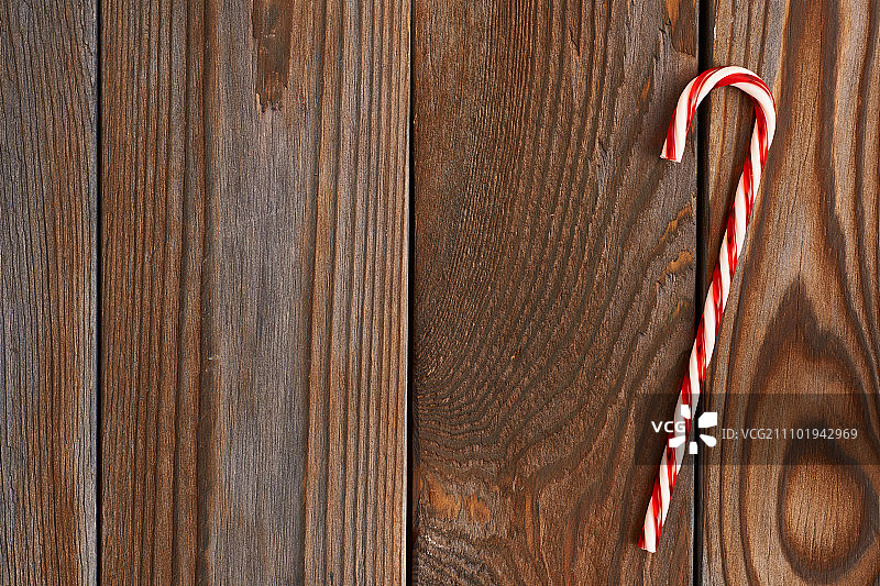木质背景上的圣诞糖果棒装饰图片素材
