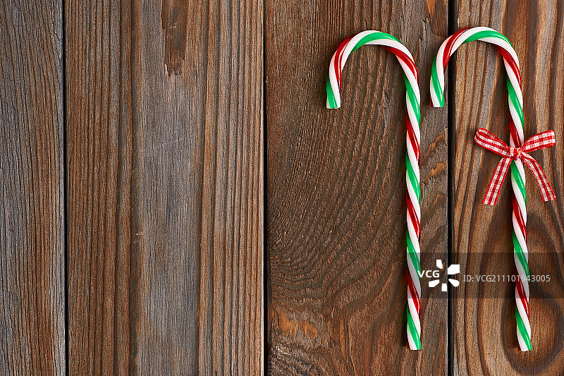 木质背景上的圣诞糖果棒装饰图片素材