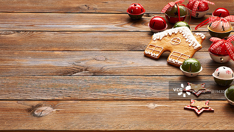 圣诞节自制姜饼屋饼干和木质背景装饰图片素材