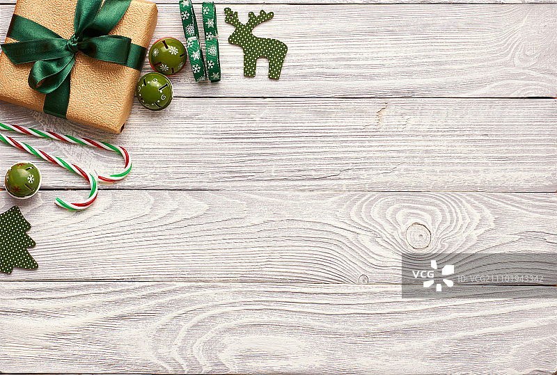 木质背景上的圣诞礼物和装饰品图片素材