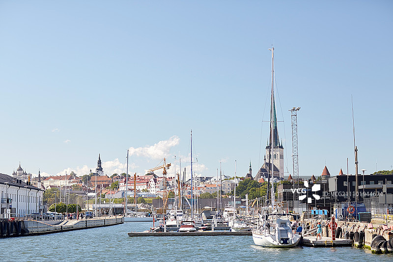 旅行和旅游概念：塔林市海港和老城区景观图片素材