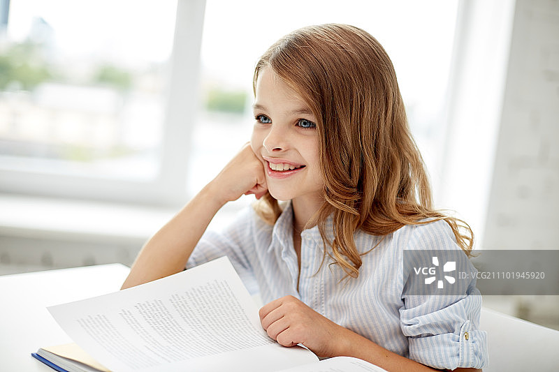 教育、人物、儿童和学习理念 - 快乐的女学生在学校读书图片素材