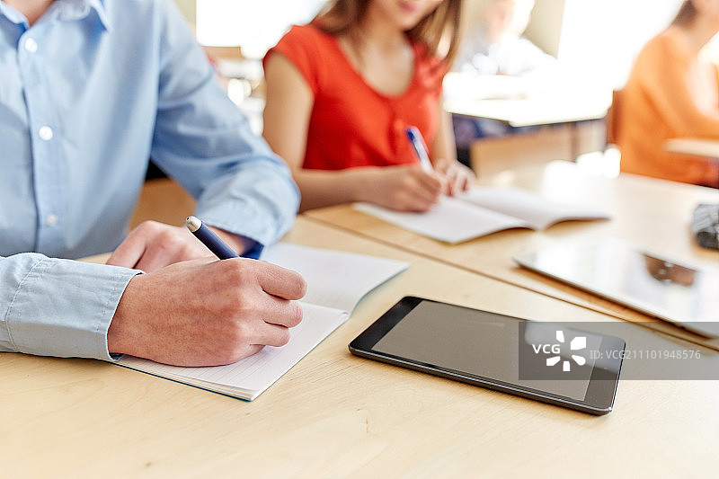 教育学习理念：学生用笔记本和平板电脑进行测验图片素材
