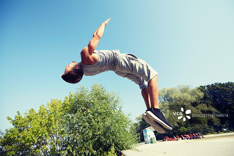 健身运动：男子在夏日公园跑酷图片素材