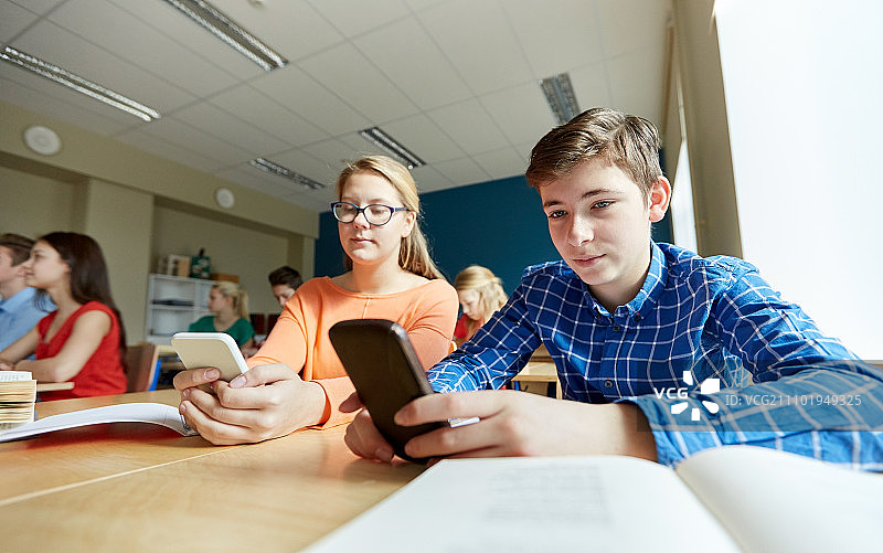 学生上课时用手机发短信图片素材