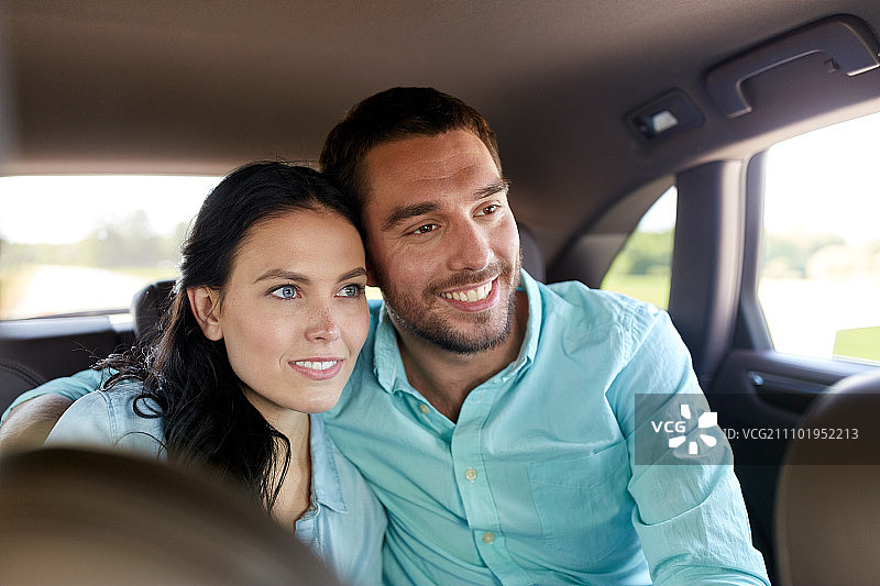 交通运输、公路旅行、旅游、家庭和人物概念：幸福的男女在车里拥抱图片素材