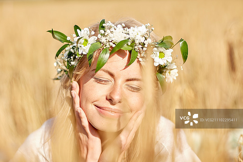 夏日假期：麦田花环中的快乐少女图片素材