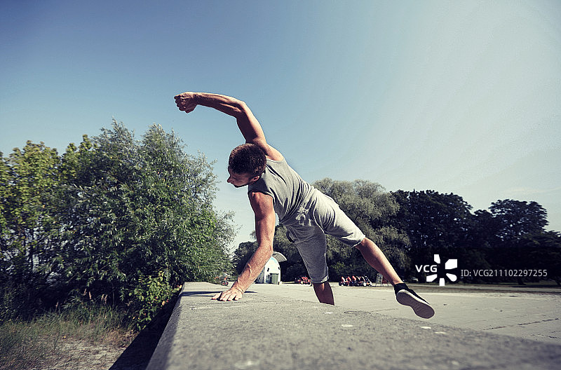 健身运动：男子在夏日公园跑酷图片素材