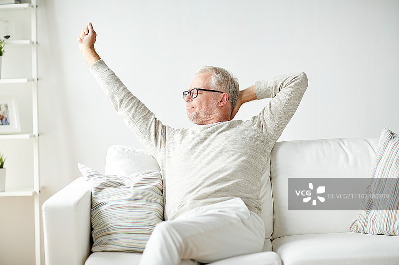 老年人在家放松身心图片素材